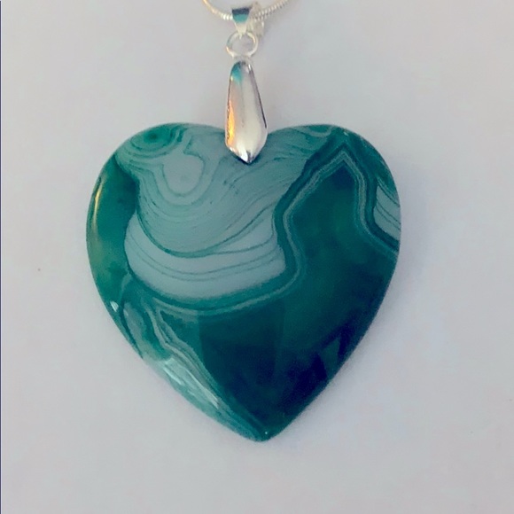 Jewelry - A green & white heart pendant necklace